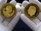 Královna Albta II. a král Karel III. na mincích (Londýn, 7. února 2023)