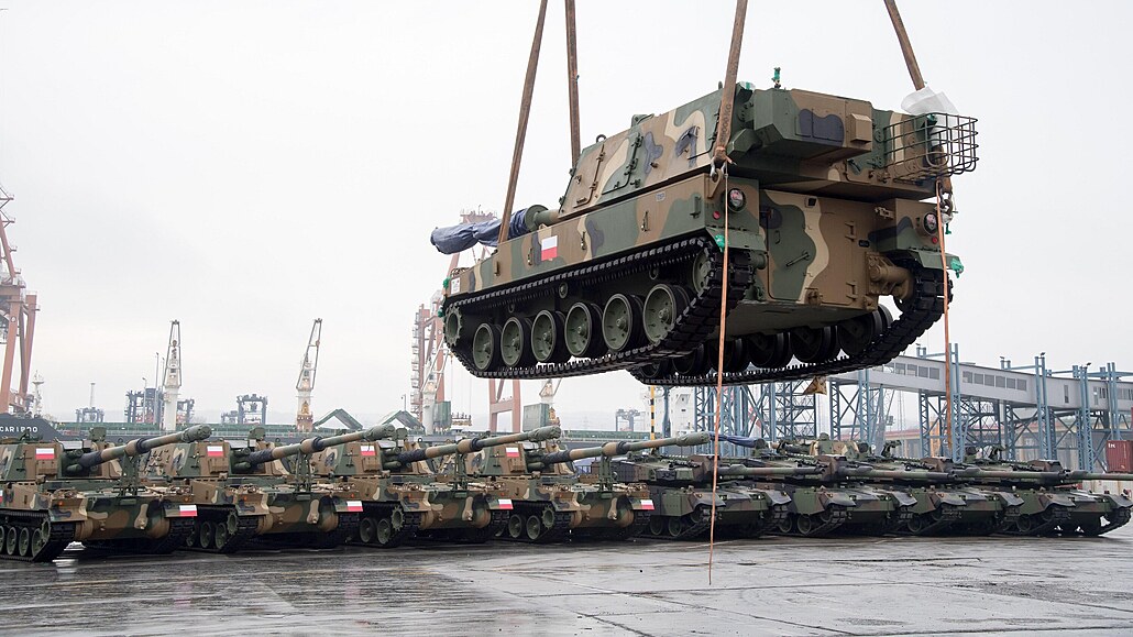 Gdyn. Do Polska dorazily první korejské houfnice K9 Thunder a tanky K2 Black...