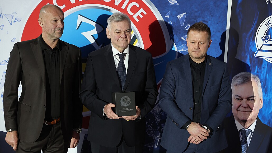 Vítkovický hokejový klub ocenil bývalého hrá�e a trenéra Vladimíra V�jtka...