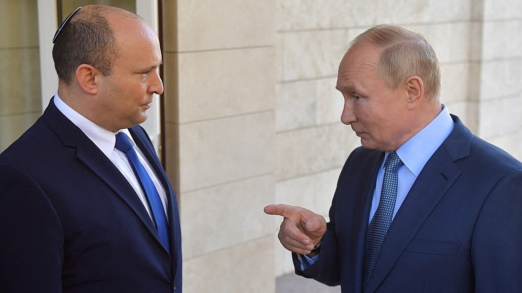 Izraelský premiér Naftali Bennett (vlevo) při setkání s ruským prezidentem...