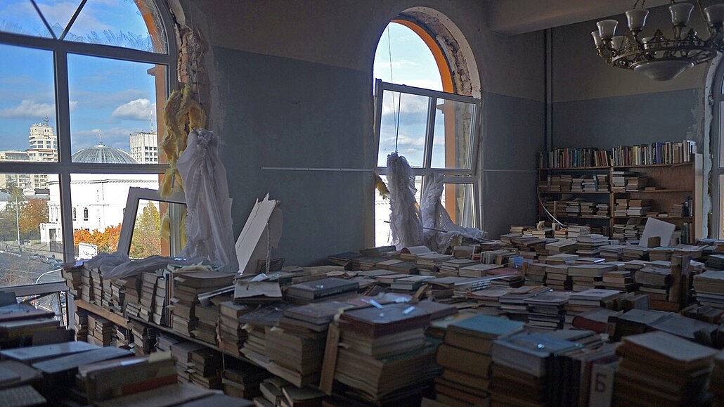 Jedna z ukrajinských knihoven po zásahu ruskou raketou. (14. října 2022)