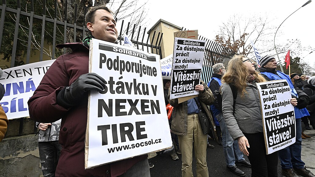 Protest zamstnanc spolenost Nexen Tire ped velvyslanectvím Korejské...