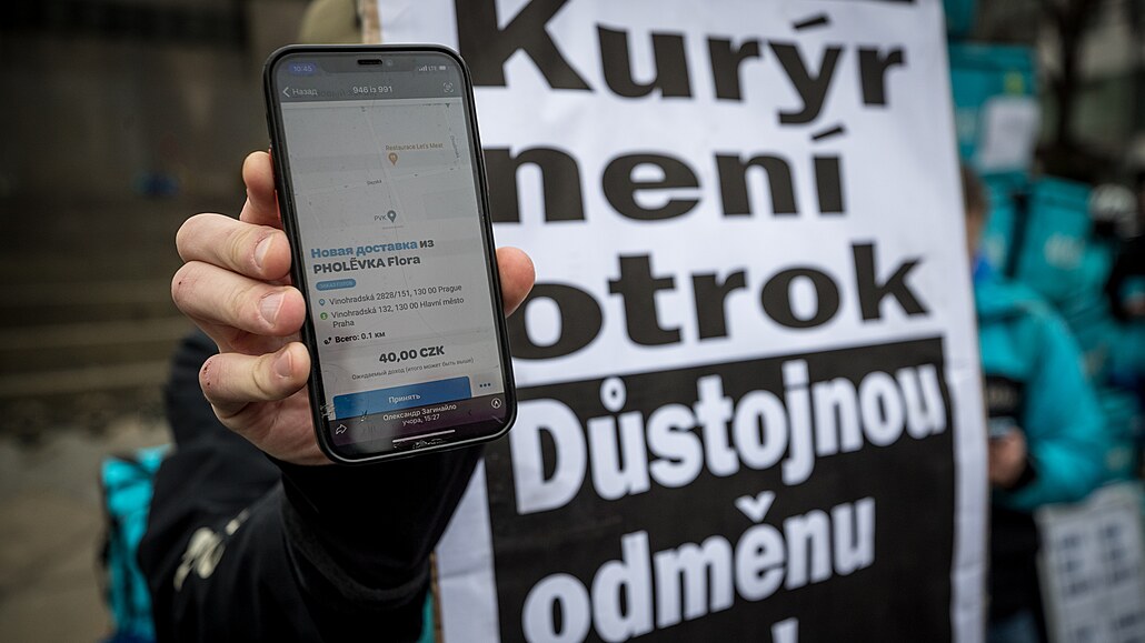 Demonstrace pracovník� slu�by na doru�ování jídla a dal�ího zbo�í Wolt. (1....