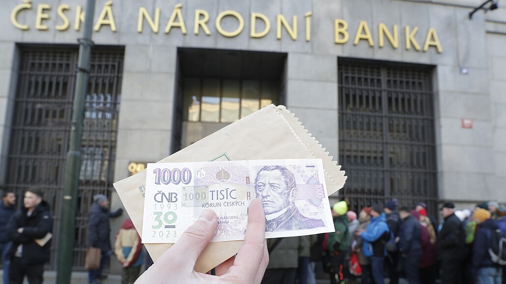 �NB vydala speciální tisícikorunovou bankovku s p�ítiskem ke 30. výro�í...
