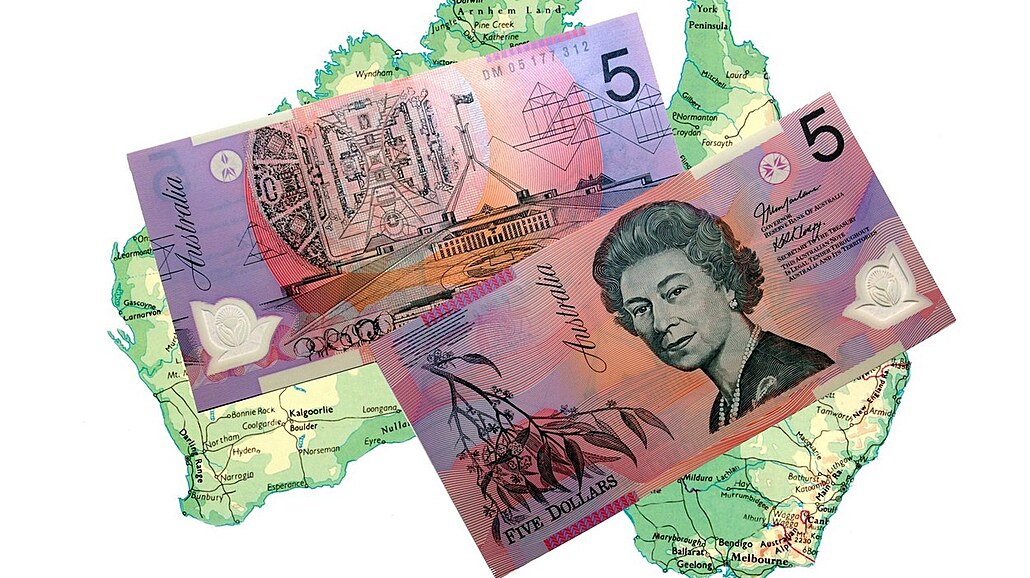 Na pětidolarové australské bankovce je zatím nedávno zemřelá královna Alžběta...