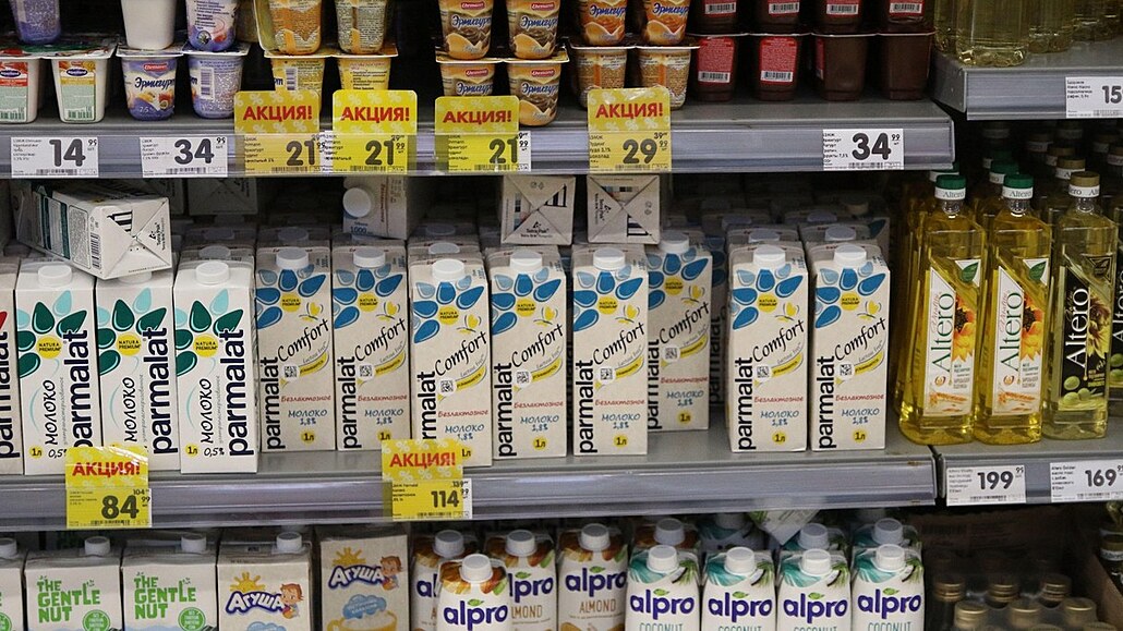 Mléko a mléné výrobky rzných výrobc v regále etzce ruských samoobsluh...