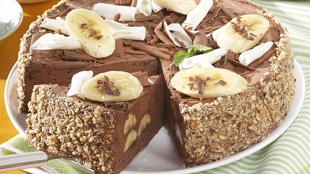 Kakaový dort s okoládovými hoblinkami a banány