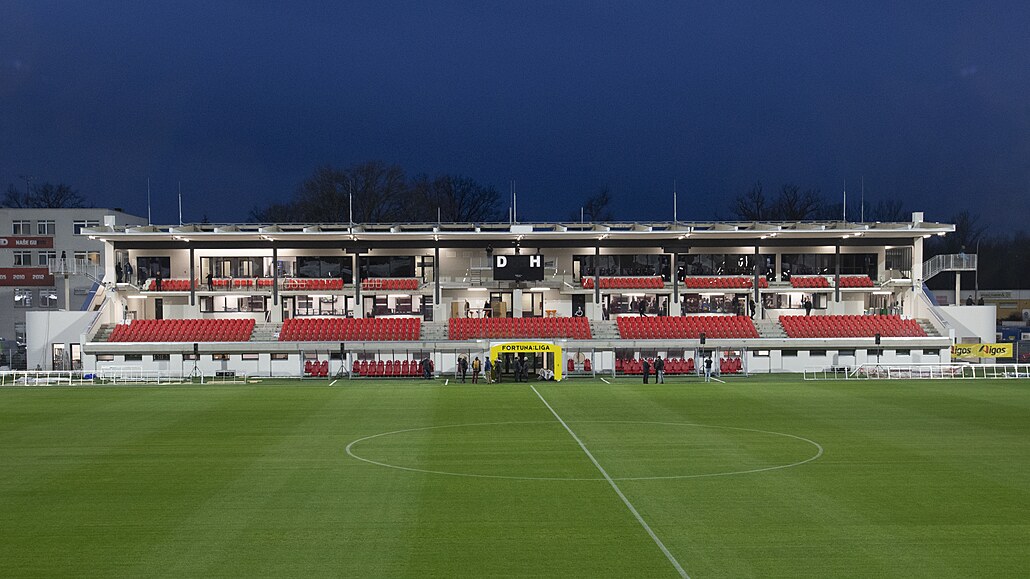 Nový pardubický stadion, který stál 424 milion� korun, byl postaven za necelé...