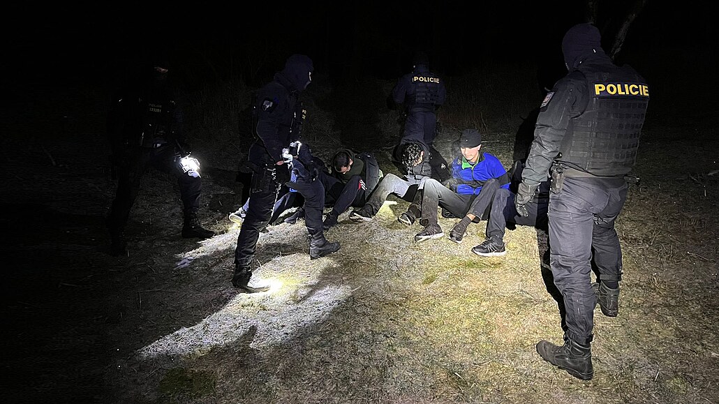 Půjdete s námi. Policie objevuje a zatýká v lese u Balkové v noci první běžence...