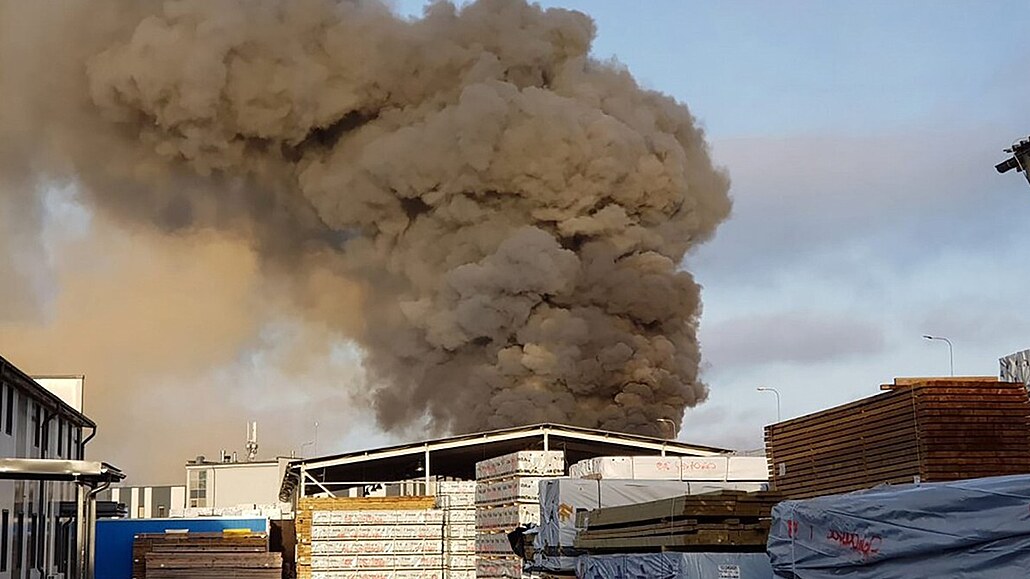 Požár v továrně na drony americké firmy Edge Autonomy v Marupe na předměstí...