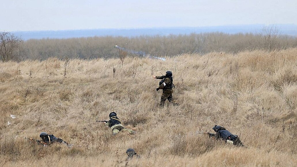 Ruští vojáci na cvičení v Belgorodské oblasti u hranic s Ukrajinou (6. prosince...