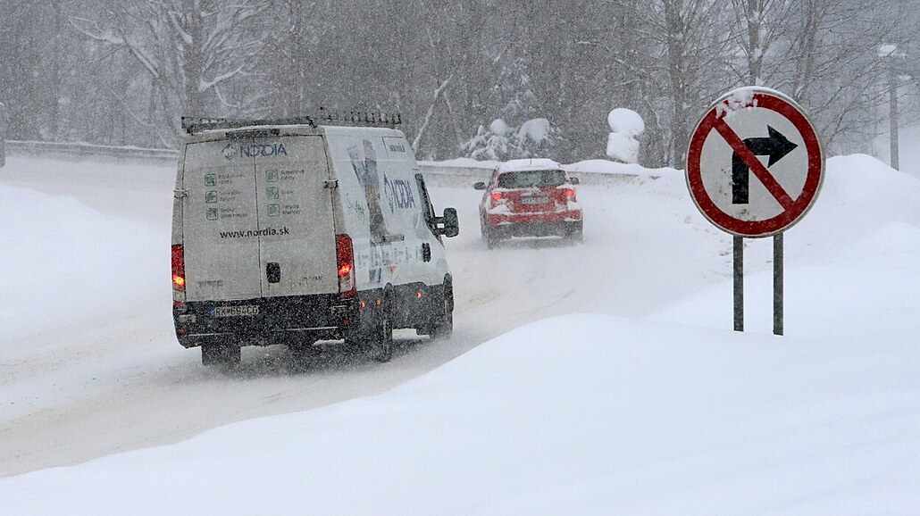 Sever Slovenska se potýká s přívaly nového sněhu, situaci komplikuje silný...