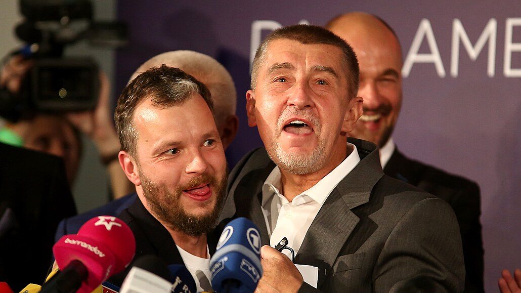 Andrej Babiš (vpravo) s Markem Prchalem na tiskové konferenci ve volebním štábu...
