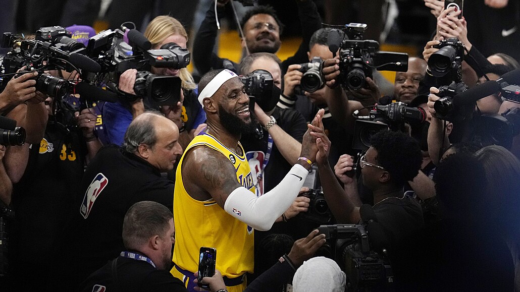LeBron James z Los Angeles Lakers se mezi kameramany a fotografy raduje z...