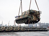 Gdyně. Do Polska dorazily první korejské houfnice K9 Thunder a tanky K2 Black...