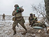 Ukrajinští dělostřelci obsluhují houfnici 2A65 Msta nedaleko Bachmutu (6. února...