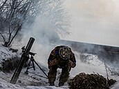 Příslušník ukrajinských sil pálí na ruské pozice u Vuhledaru v Doněcké oblasti....