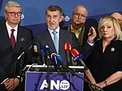 Šéf ANO Andrej Babiš (uprostřed) na tiskové konferenci po jednání špiček hnutí....