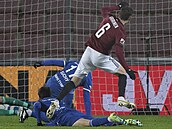 Sparťanský záložník Kaan Kairinen (vpravo) střílí gól v utkání proti Mladé...