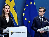 Finská premiérka Sanna Marinová a švédský premiér Ulf Kristersson na tiskové...