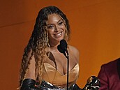 Beyoncé přebírá cenu Grammy za nejlepší elektronické/taneční album
