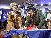 Šéfka Evropské komise Ursula von der Leyenová a ukrajinský prezident Volodymyr...