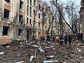 Ruská raketa zasáhla bytový dům v centru Charkova na východě Ukrajiny. (5....