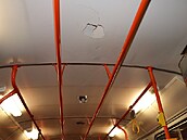 V plzeňských tramvajích řádil vandal, stropy zřejmě prokopl botou