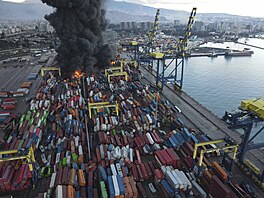 V jihovýchodním Turecku v Iskenderunu poár iví uskladnné kontejnery. (7....