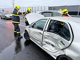 Na obchvatu u Frýdku-Místku se stala hromadná nehoda. Srazilo se tam deset aut...