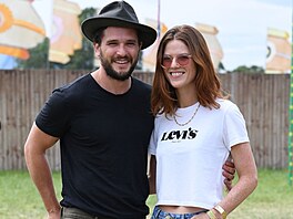 Kit Harington a jeho manelka Rose Leslie na hudebním festivalu Glastonbury...