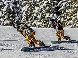 Sjezdovky ale zaplnily také snowboardisté. (7. února 2023)
