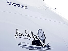 Ilustrace na posledním vyrobeném Boeingu 747 pipomíná Joe Suttera, hlavního...