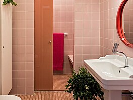 V koupeln se posuvnými dvemi oddlil jen komfortn velký sprchový kout, který...