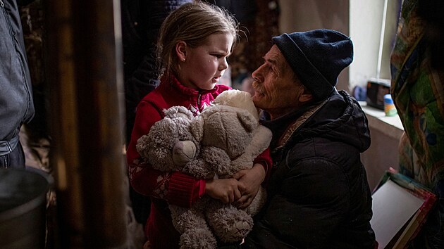 Šestiletá Arina se loučí se svým dědou před evakuací z Bachmutu. (31. ledna 2023)