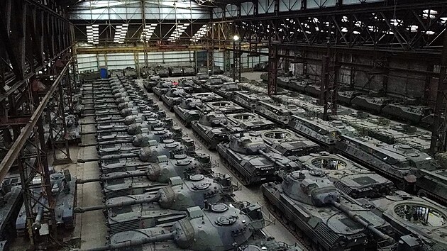 Tournai. Ve skladech belgick spolenosti OIP Land Systems jsou uschovny destky tank Leopard 1 a dalch obrnnc. Majitel firmy je ochoten je poslat Ukrajin (31. ledna 2023)