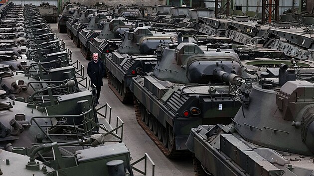 Tournai. Ve skladech belgick spolenosti OIP Land Systems jsou uschovny destky tank Leopard 1 a dalch obrnnc. Majitel firmy je ochoten je poslat Ukrajin. (31. ledna 2023)