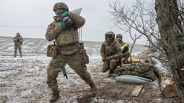 Ukrajinští dělostřelci obsluhují houfnici 2A65 Msta nedaleko Bachmutu. (6. února 2023)