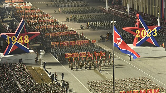 Kim ong-un dohlel na pehldku u pleitosti 75. vro zaloen severokorejsk armdy. (8. nora 2023)