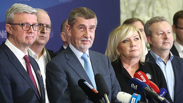 Šéf ANO Andrej Babiš (uprostřed) na tiskové konferenci po jednání špiček hnutí. Vlevo od něj Karel Havlíček, vpravo Alena Schillerová (8. února 2023)