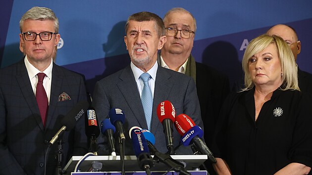 Šéf ANO Andrej Babiš (uprostřed) na tiskové konferenci po jednání špiček hnutí. Vlevo Karel Havlíček, vpravo Alena Schillerová. (8. února 2023)