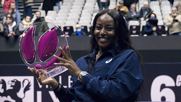 Americká tenistka Alycia Parksová s trofejí pro vítězku turnaje v Lyonu.