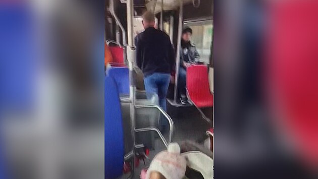 Řidič vykázal ženu s kočárkem z autobusu, zaměstnavatel se ho zastal