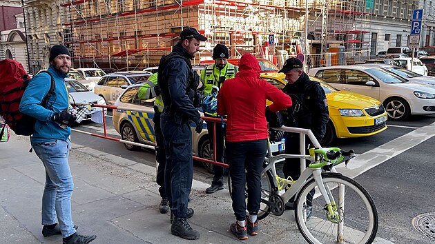 Cyklista se snažil za jízdy nastříkat cyklopruhy. Skončil na policii