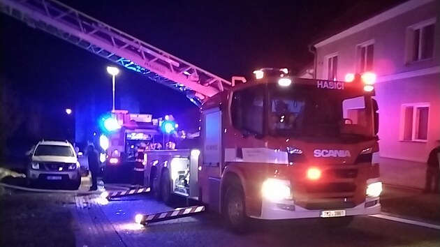 V Ústíně na Olomoucku vzplála v průjezdu dodávka a oheň se rozšířil po celém domě.