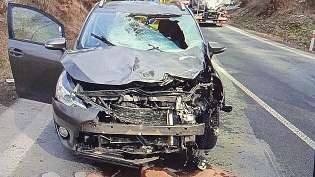 Na vůz Toyota Verso spadl kus ledu z projíždějící nákladní soupravy. V osobním autě se zranili dva lidé.