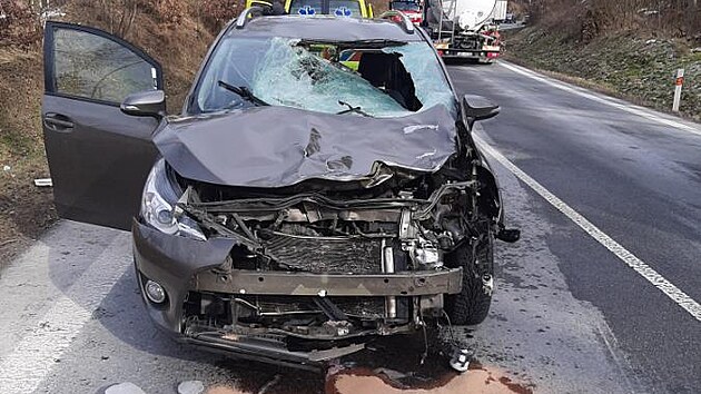 Led, který uletěl z protijedoucího vozidla, způsobil na osobním autě škodu 250 tisíc korun.