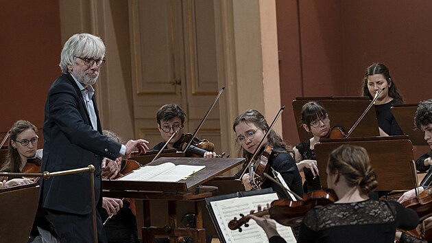 Dirigent Giovanni Antonini a lenov esk studentsk filharmonie