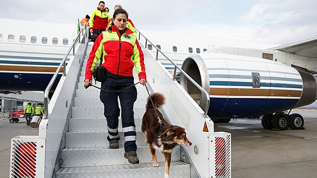 Záchranáři Mezinárodní pátrací a záchranné služby (ISAR) Německo přijíždějí do Gaziantepu, aby pomohli najít přeživší smrtelného zemětřesení v Turecku. (7. února 2023)