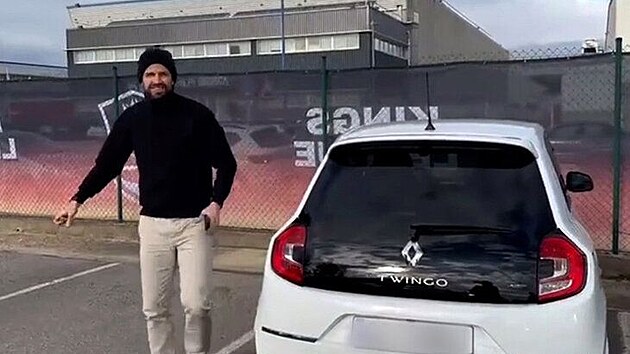 Fotbalista klubu FC Barcelony Gerard Piqué vzal svoji bývalou partnerku za slovo a na trénink přijel opravdu v Renaultu Twingo.